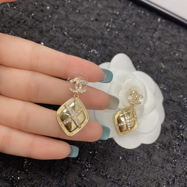 Chanel cord E1526 0256820 The hot selling earrings are hot and new