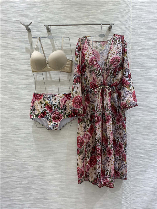 Three-piece vacation swimsuit