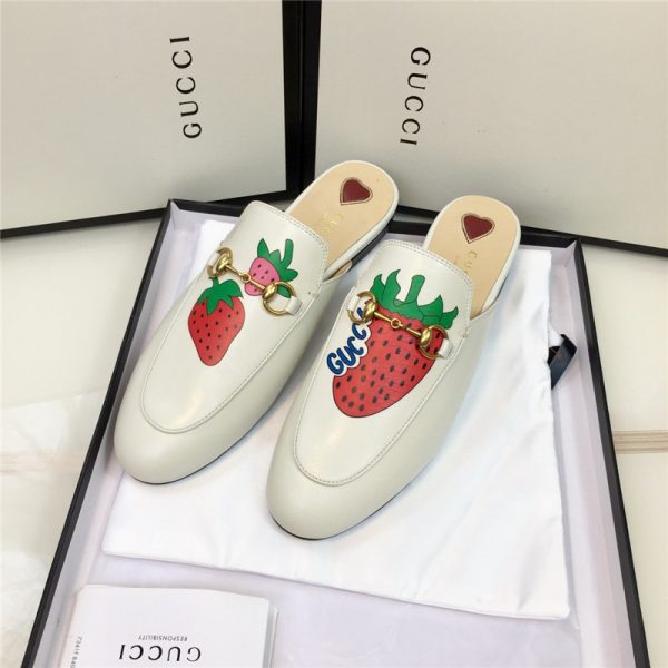 Gucci discount strawberry slippers